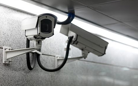 Có nên lắp đặt camera giám sát gần bóng đèn điện?
