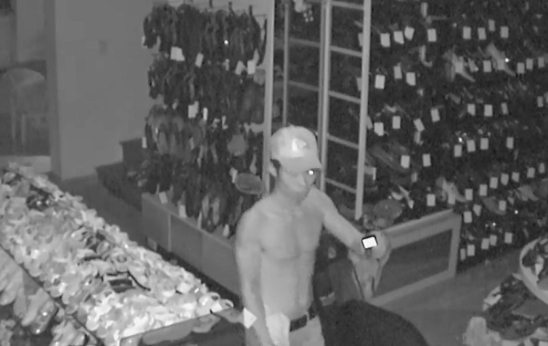 Ngủ dậy xem lại camera an ninh mới biết cửa hàng bị trộm đột nhập