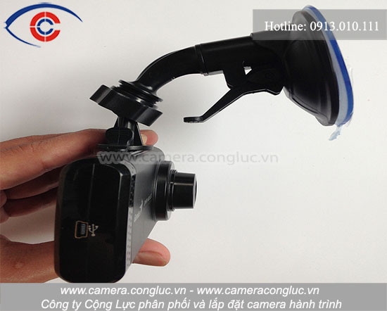 Gắn camera hành trình vào chân đế.