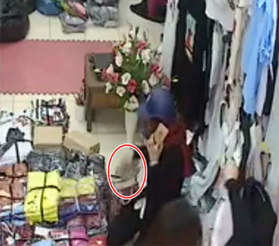 Trộm cắp tại cửa hàng quần áo